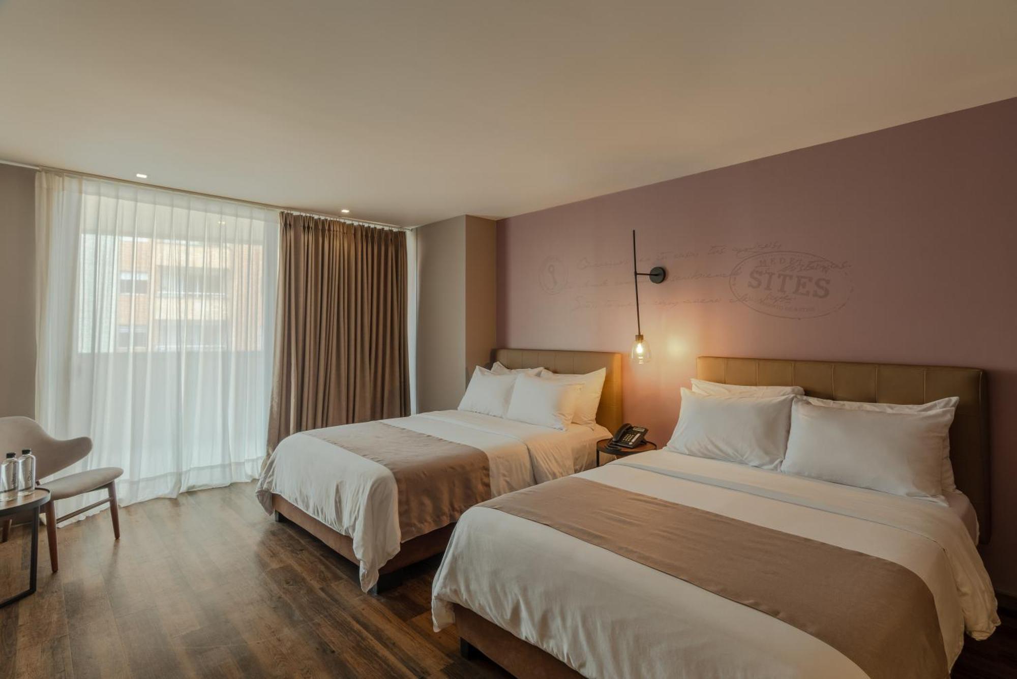 Sites Hotel 메딜린 외부 사진 A room at the hotel
