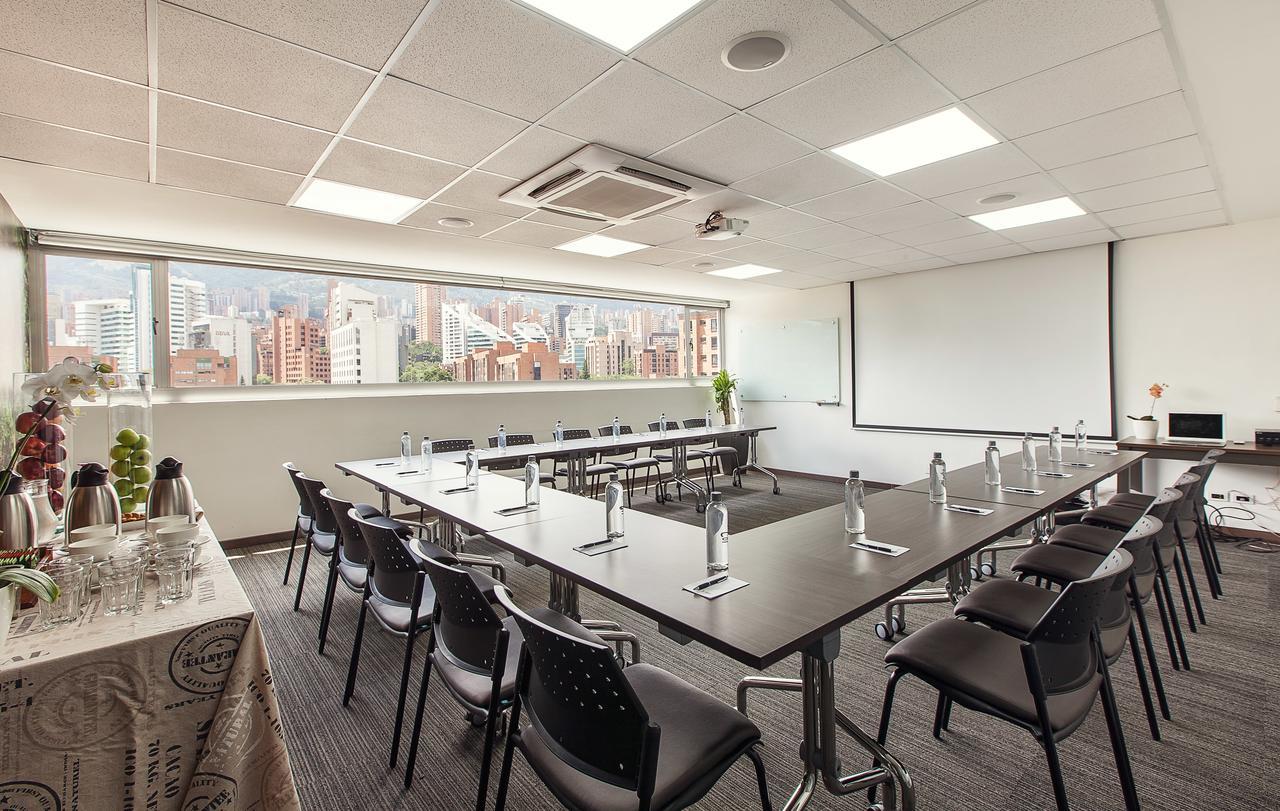 Sites Hotel 메딜린 외부 사진 Meeting room at the hotel