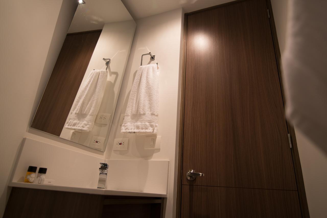 Sites Hotel 메딜린 외부 사진 A bathroom in a capsule hotel