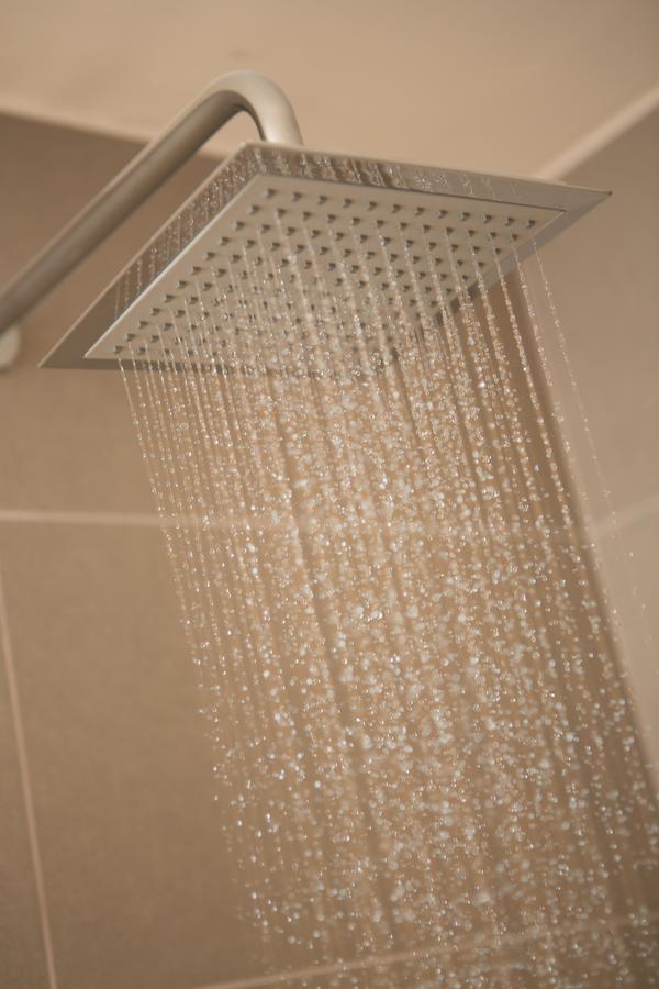 Sites Hotel 메딜린 외부 사진 A shower in operation