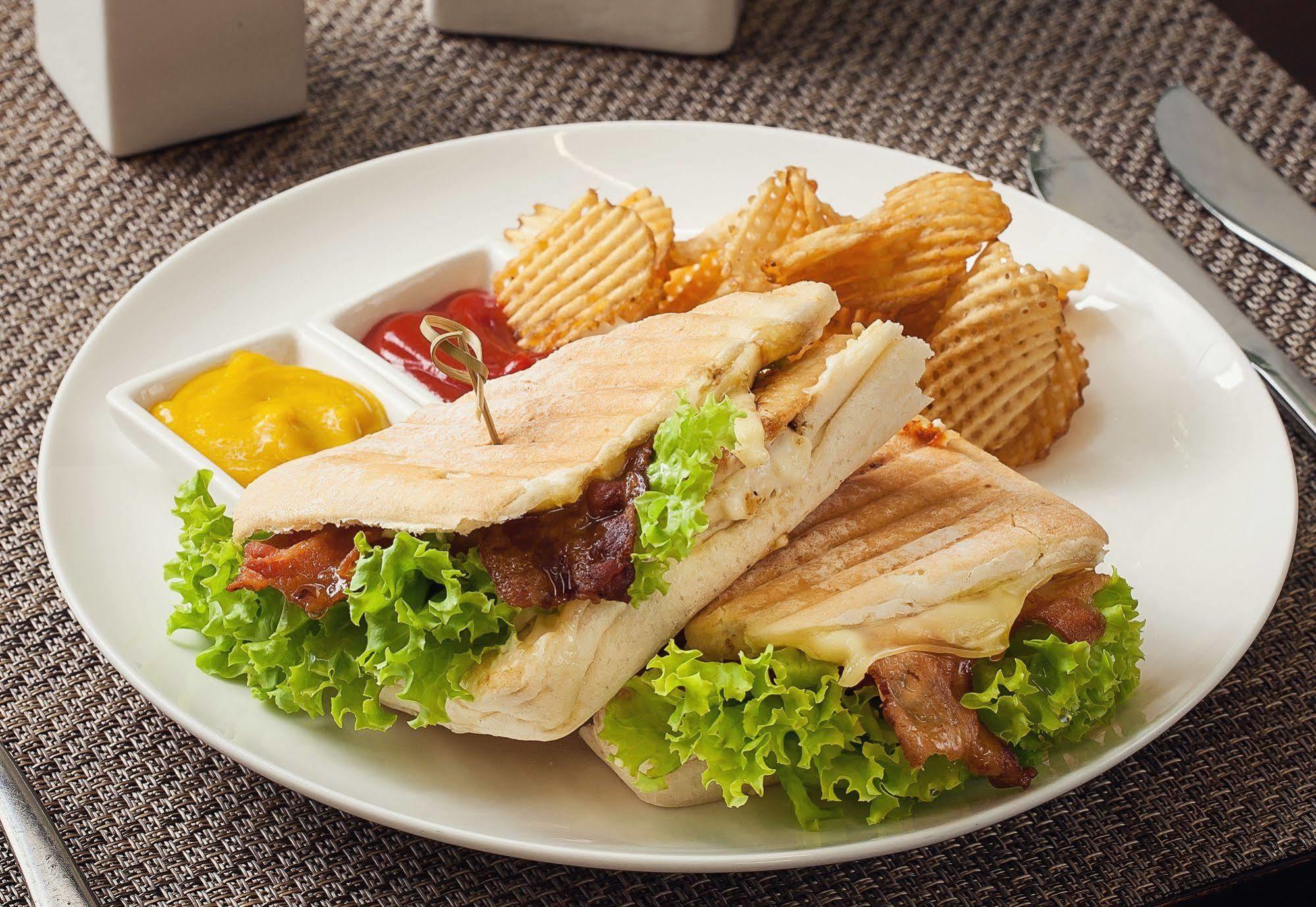 Sites Hotel 메딜린 외부 사진 A club sandwich