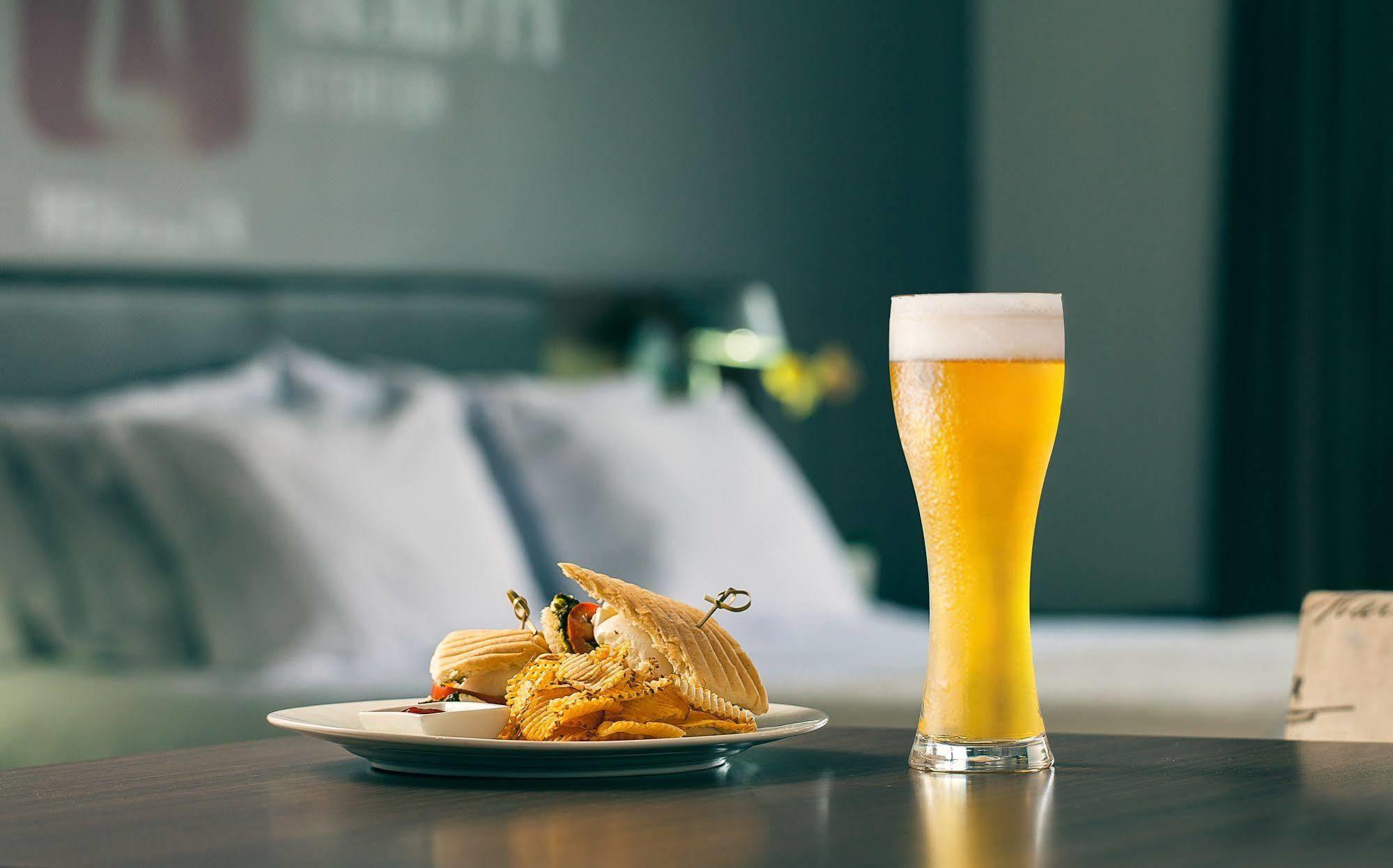 Sites Hotel 메딜린 외부 사진 A beer in a Weisse glass