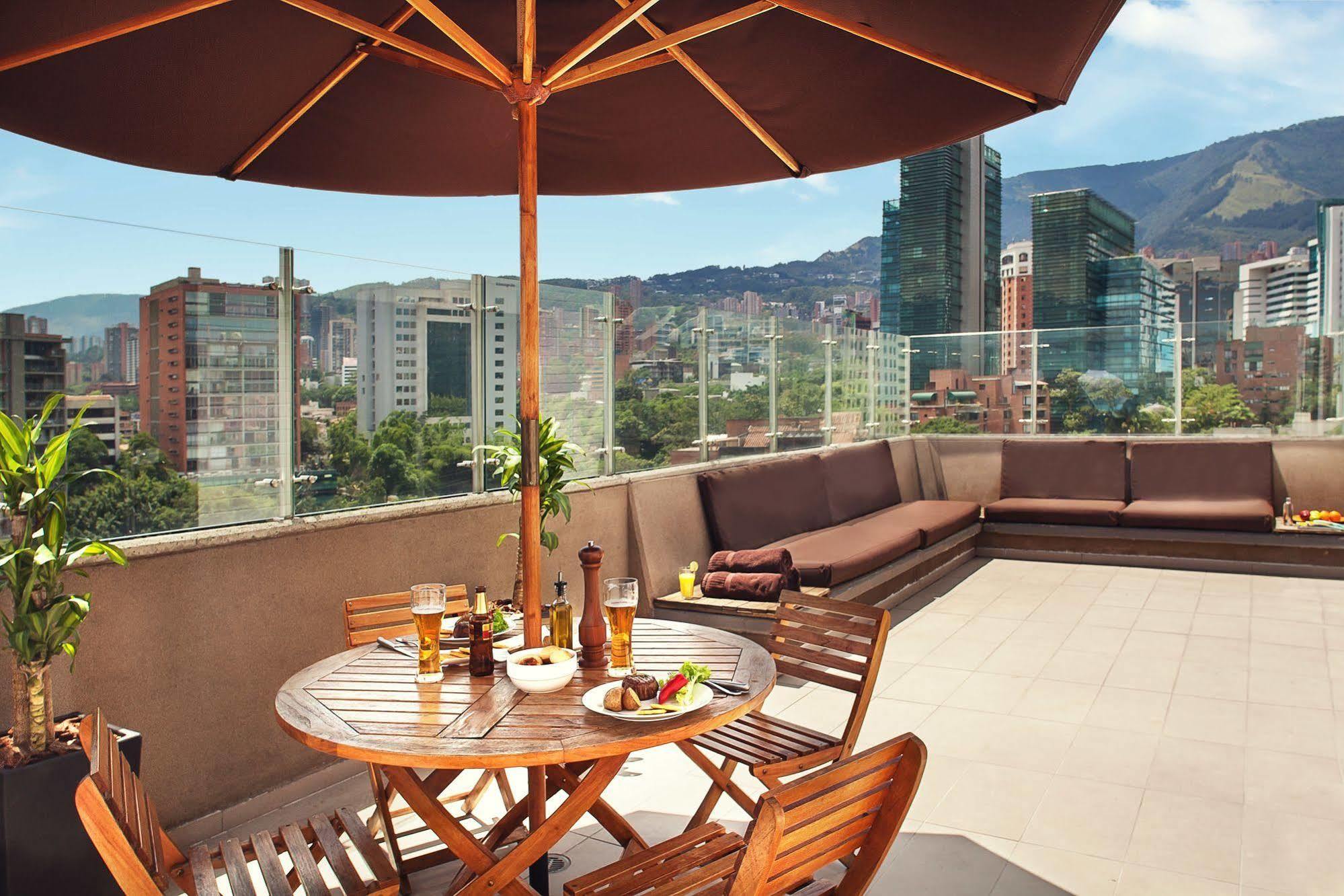 Sites Hotel 메딜린 외부 사진 A patio