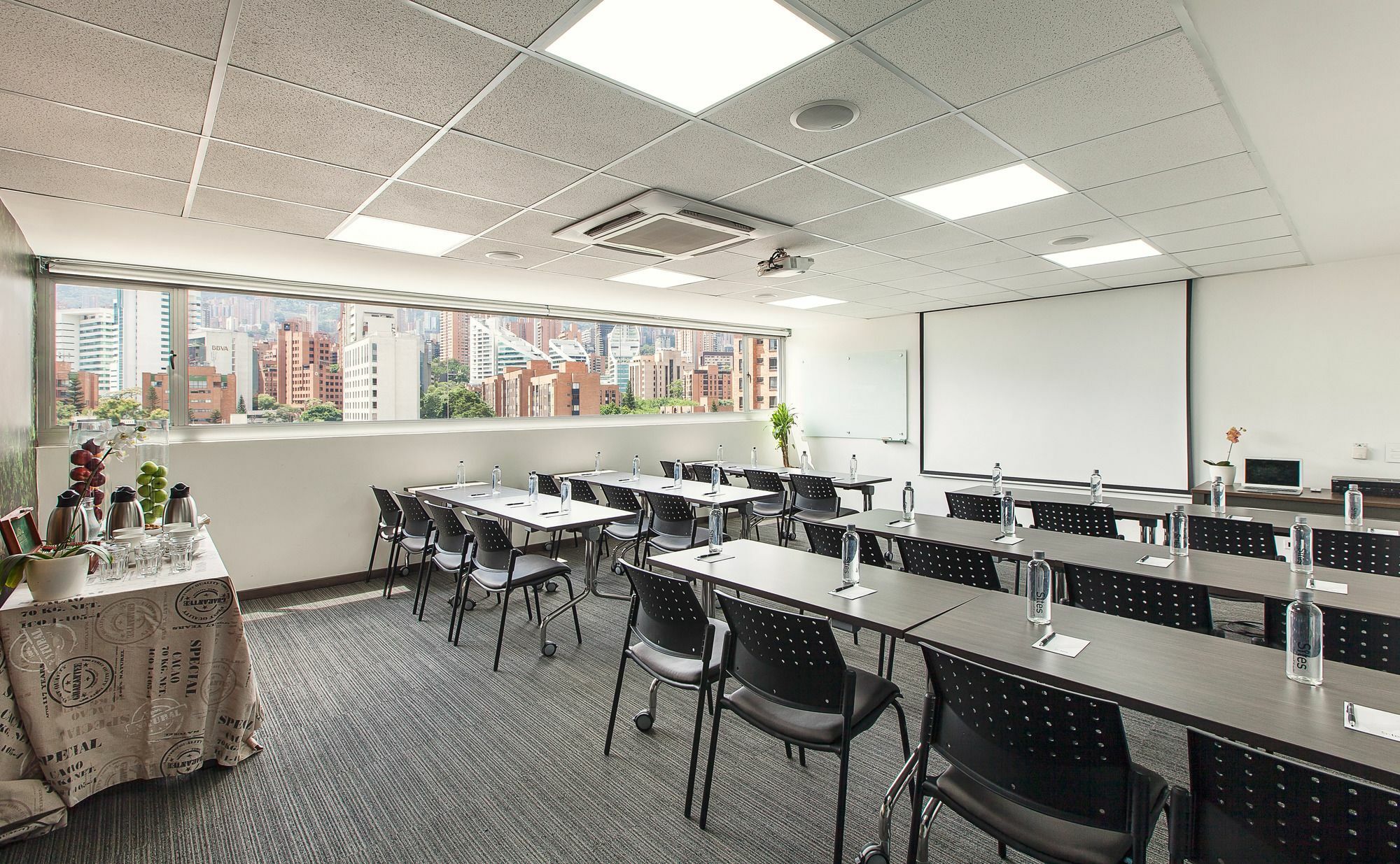 Sites Hotel 메딜린 외부 사진 Meeting room at the hotel