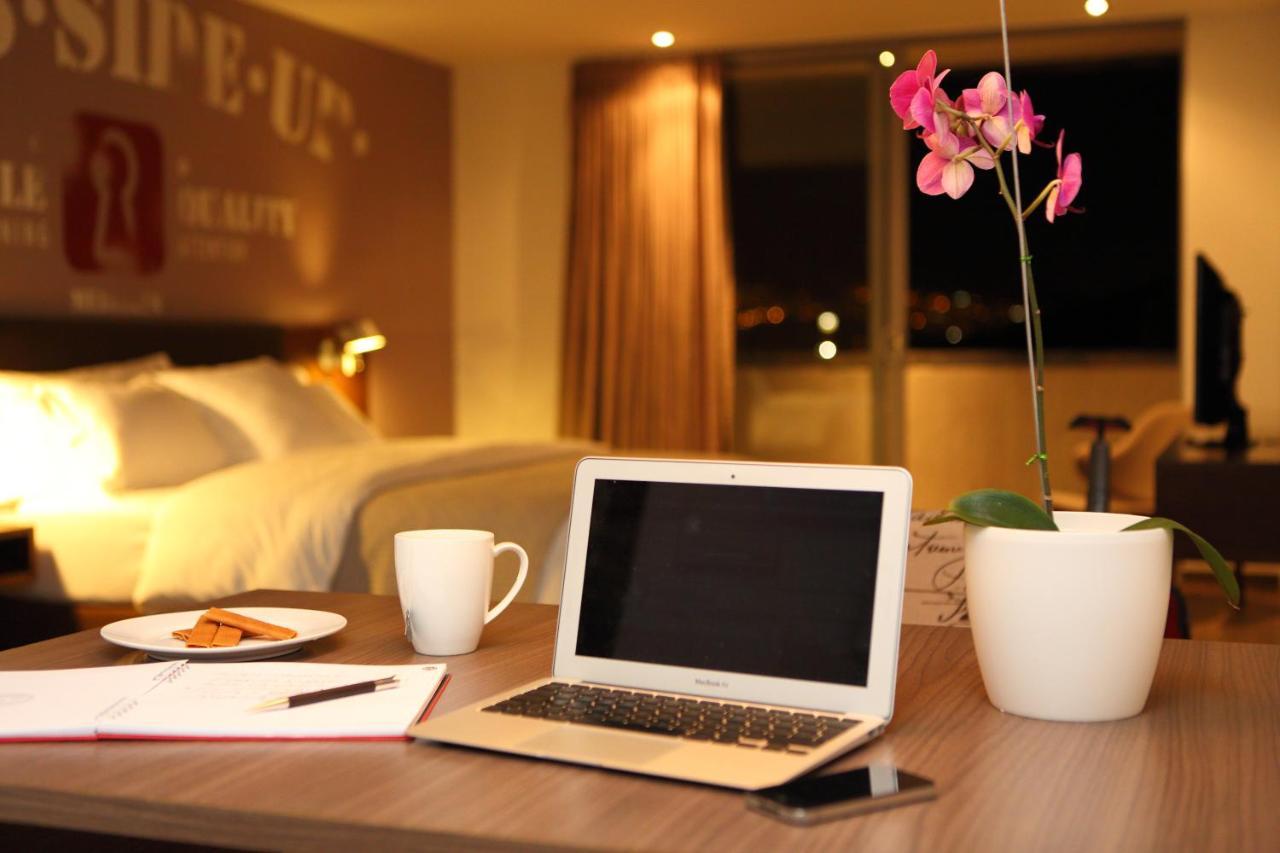 Sites Hotel 메딜린 외부 사진 A laptop computer
